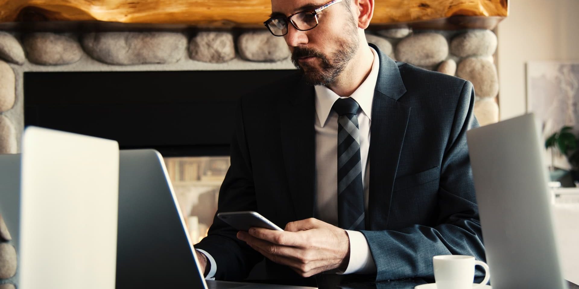 man-in-black-holding-phone-618613